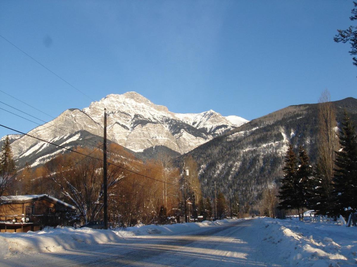 Kicking Horse Kabins Golden Esterno foto