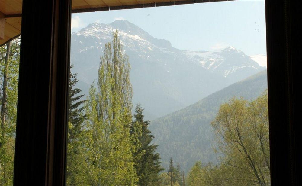 Kicking Horse Kabins Golden Esterno foto