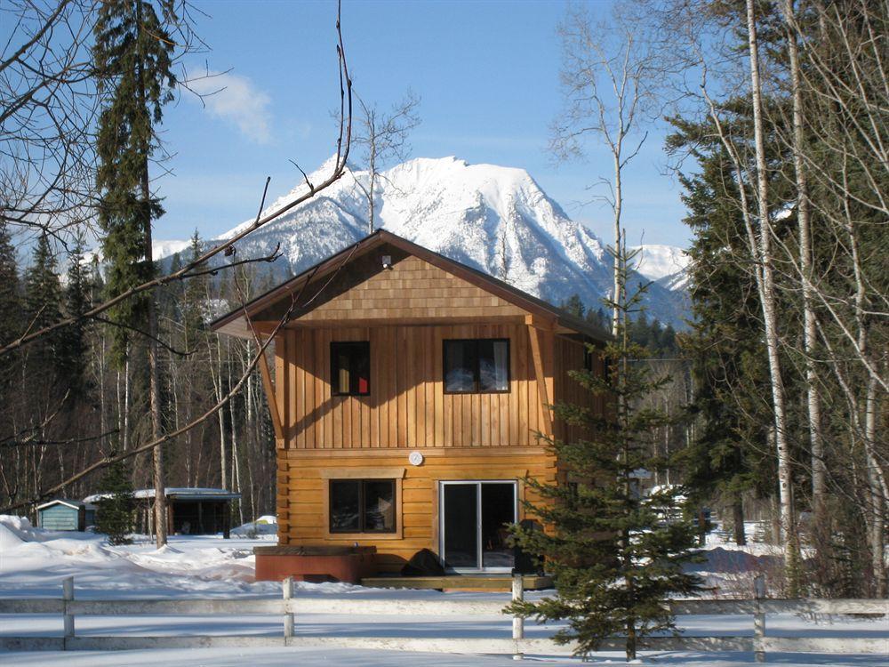Kicking Horse Kabins Golden Esterno foto
