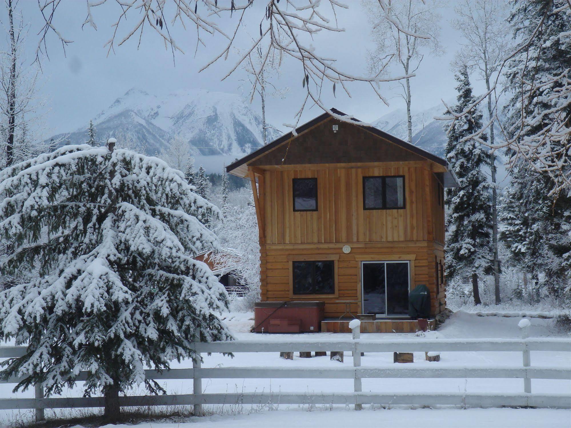 Kicking Horse Kabins Golden Esterno foto