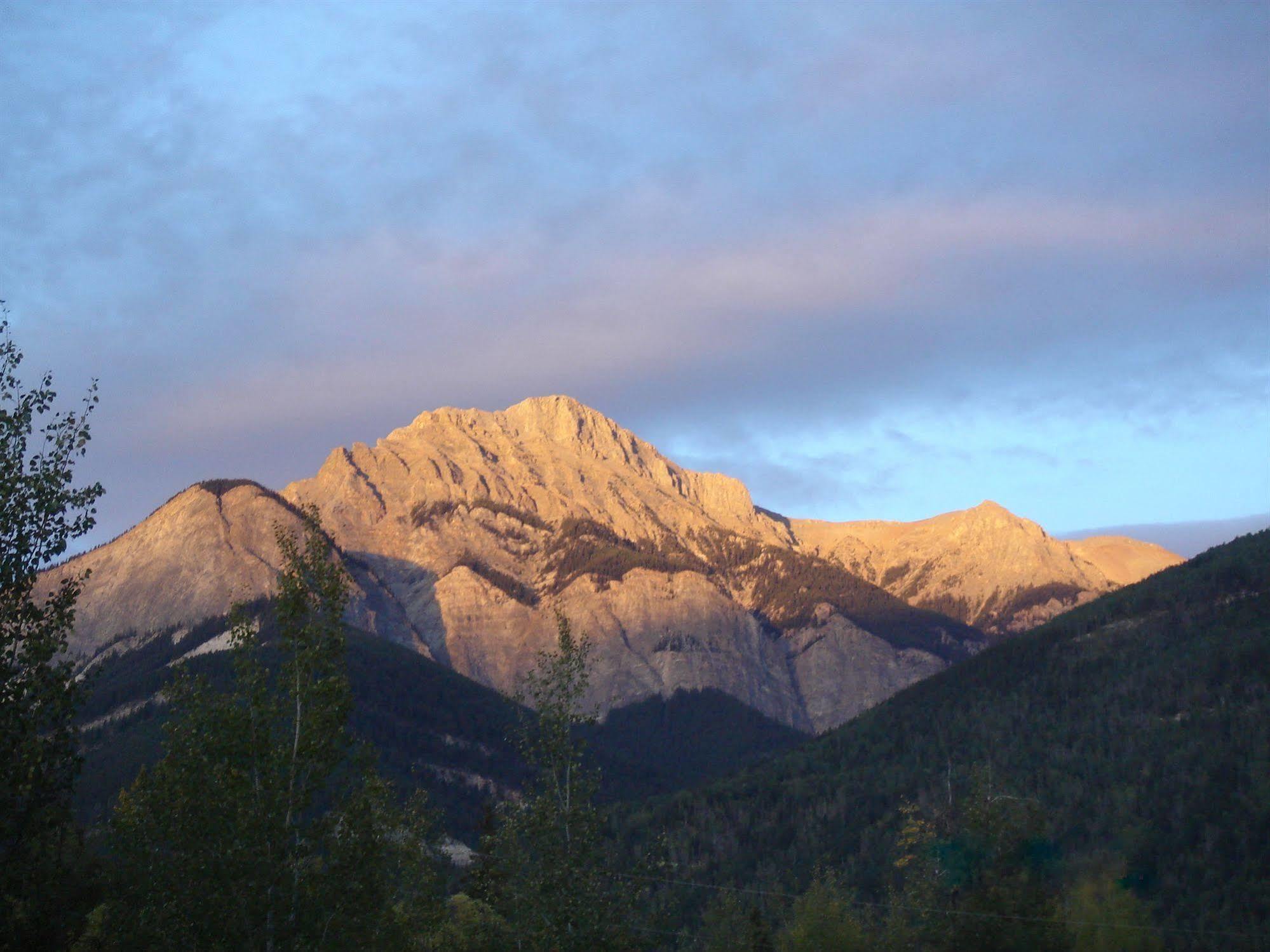 Kicking Horse Kabins Golden Esterno foto