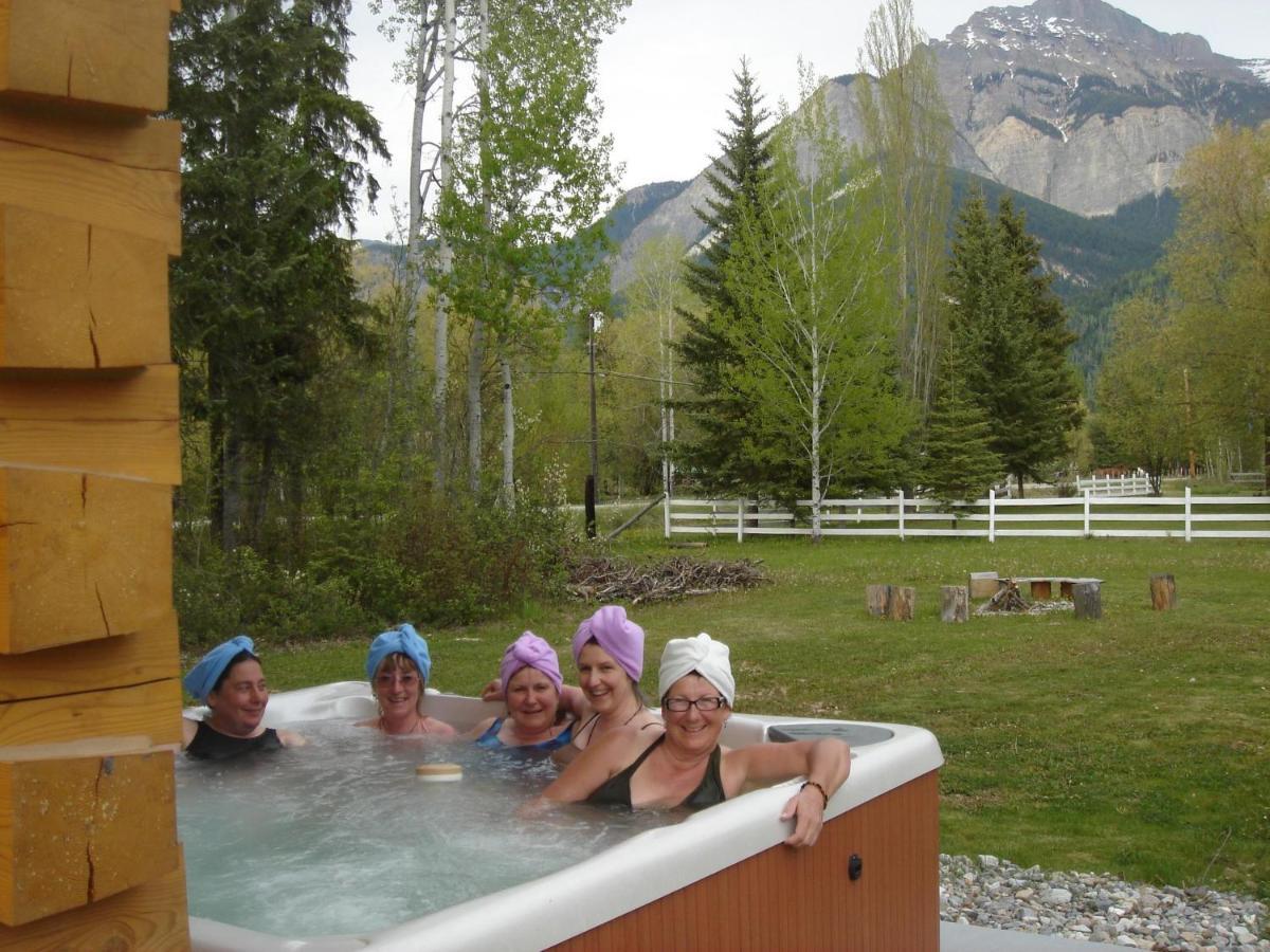 Kicking Horse Kabins Golden Esterno foto