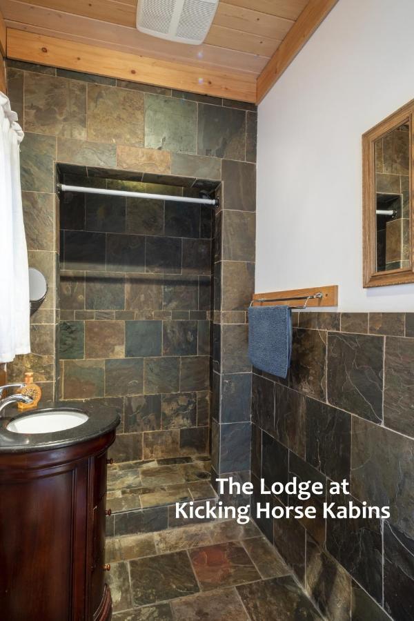 Kicking Horse Kabins Golden Esterno foto